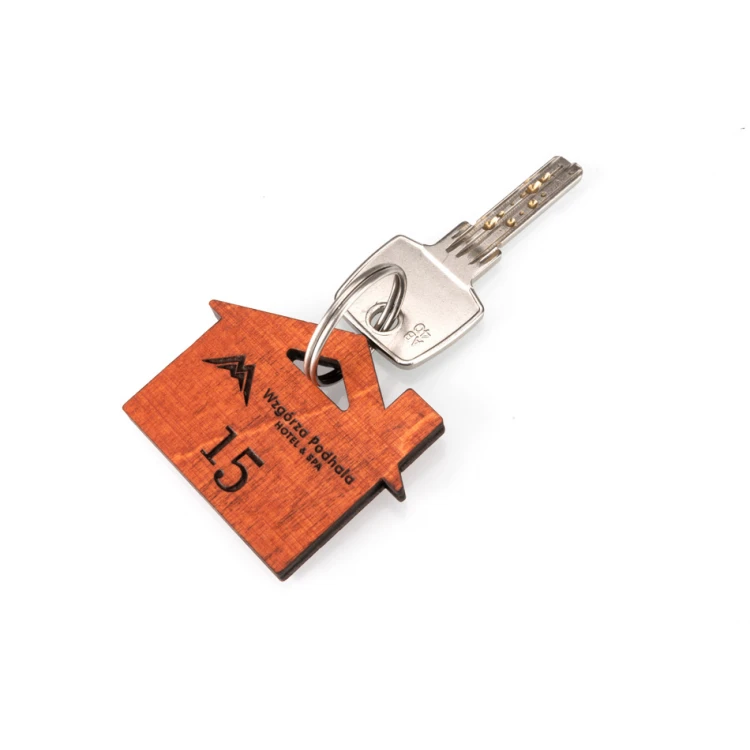 Brelok drewniany Domek z Kominem 1 kolor oranż wym. 55x43mm - BD041