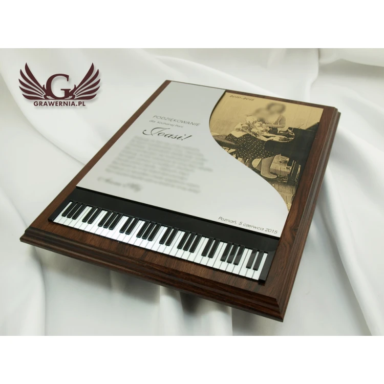 DYPLOM DLA PIANISTY GRAWEROWANY LASEREM - pionowy - SL039