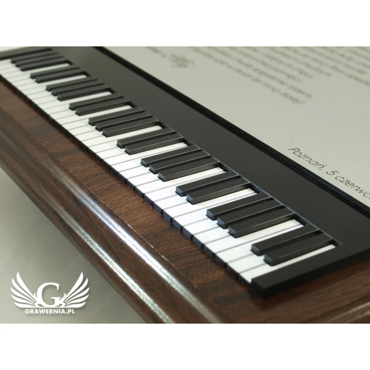 DYPLOM DLA PIANISTY GRAWEROWANY LASEREM - pionowy - SL039