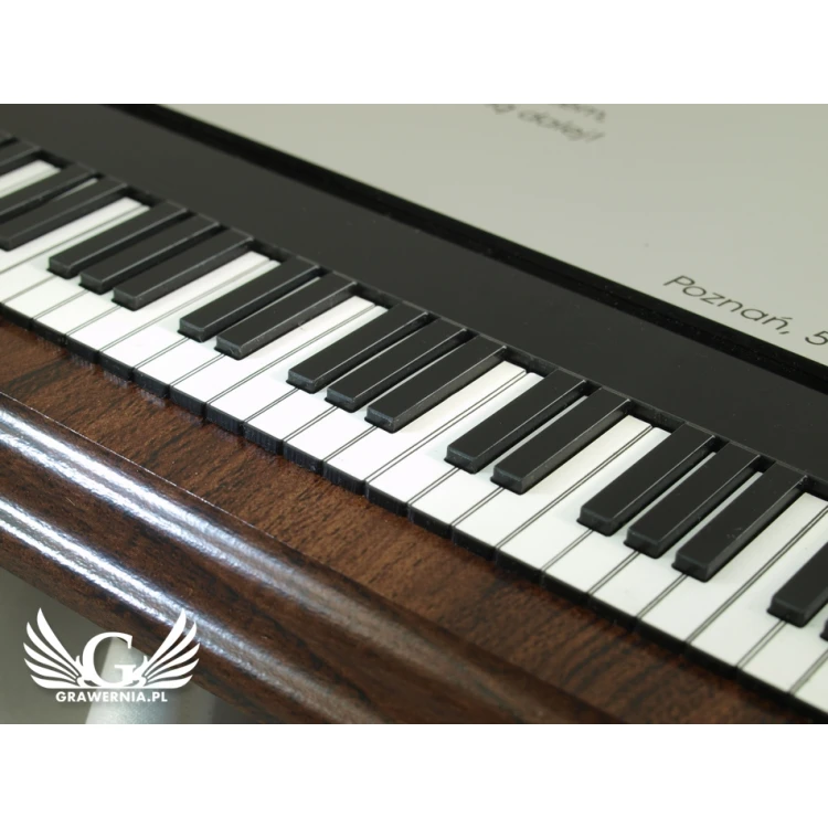 DYPLOM DLA PIANISTY GRAWEROWANY LASEREM - pionowy - SL039