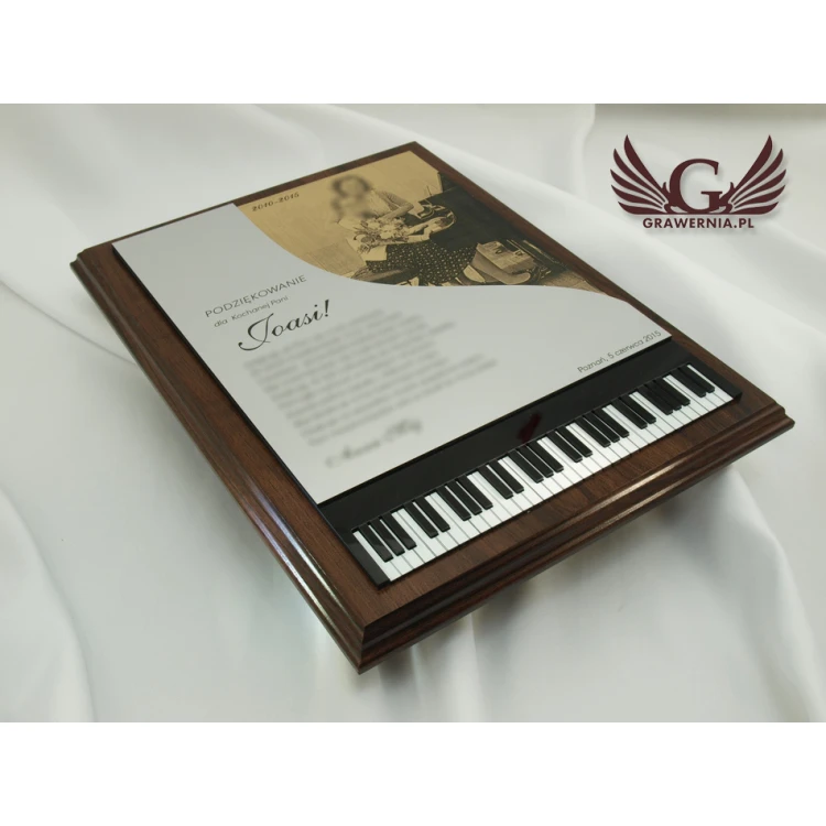 DYPLOM DLA PIANISTY GRAWEROWANY LASEREM - pionowy - SL039