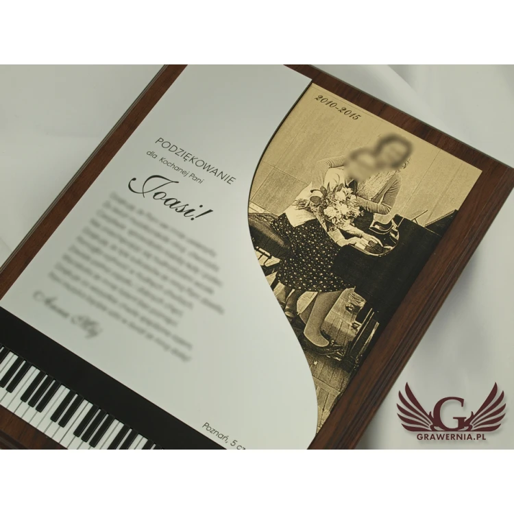 DYPLOM DLA PIANISTY GRAWEROWANY LASEREM - pionowy - SL039