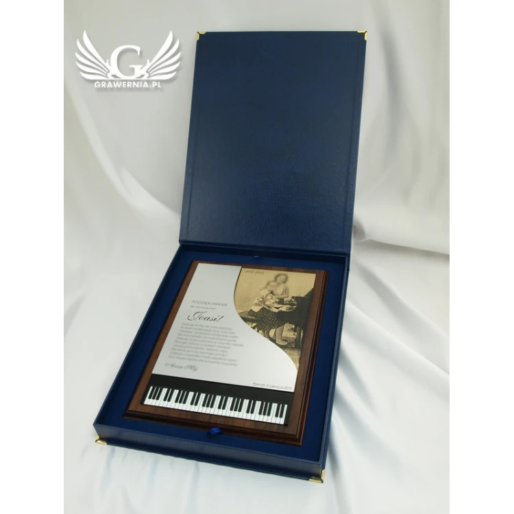 DYPLOM DLA PIANISTY GRAWEROWANY LASEREM - pionowy - SL039