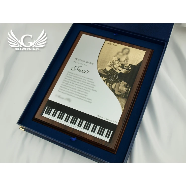 DYPLOM DLA PIANISTY GRAWEROWANY LASEREM - pionowy - SL039