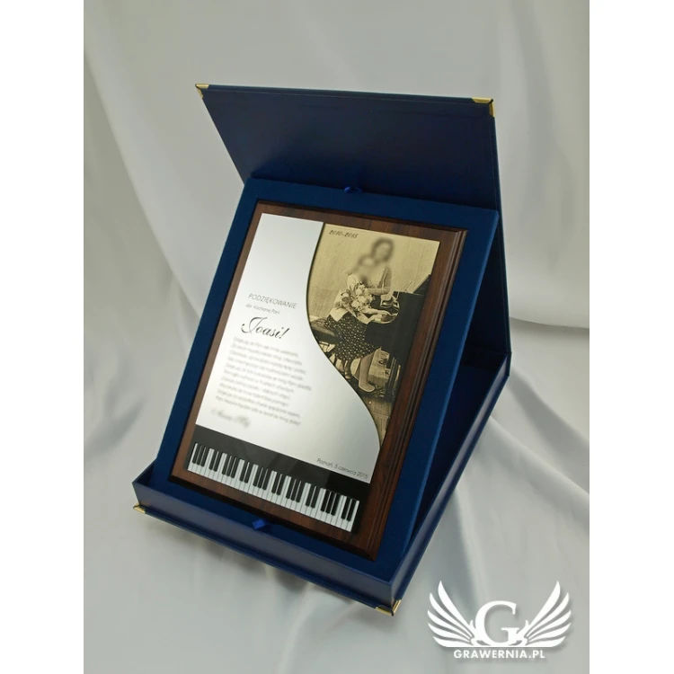 DYPLOM DLA PIANISTY GRAWEROWANY LASEREM - pionowy - SL039