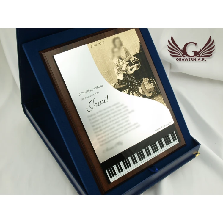 DYPLOM DLA PIANISTY GRAWEROWANY LASEREM - pionowy - SL039