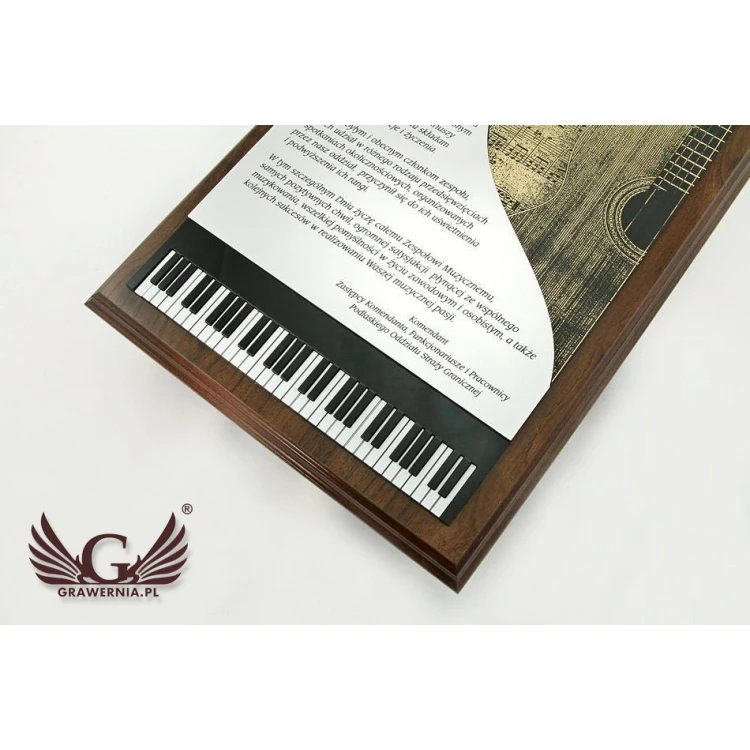 DYPLOM DLA PIANISTY GRAWEROWANY LASEREM - pionowy - SL039