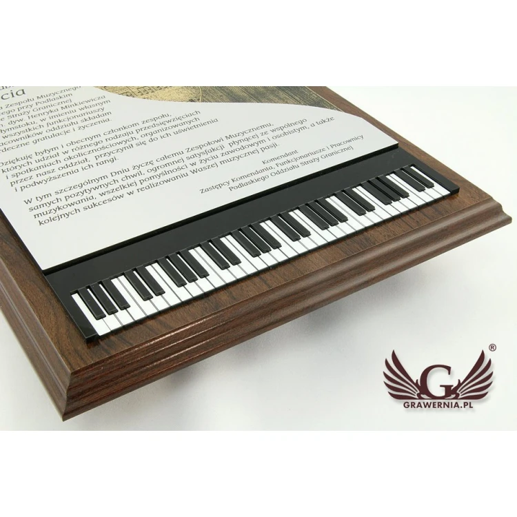 DYPLOM DLA PIANISTY GRAWEROWANY LASEREM - pionowy - SL039