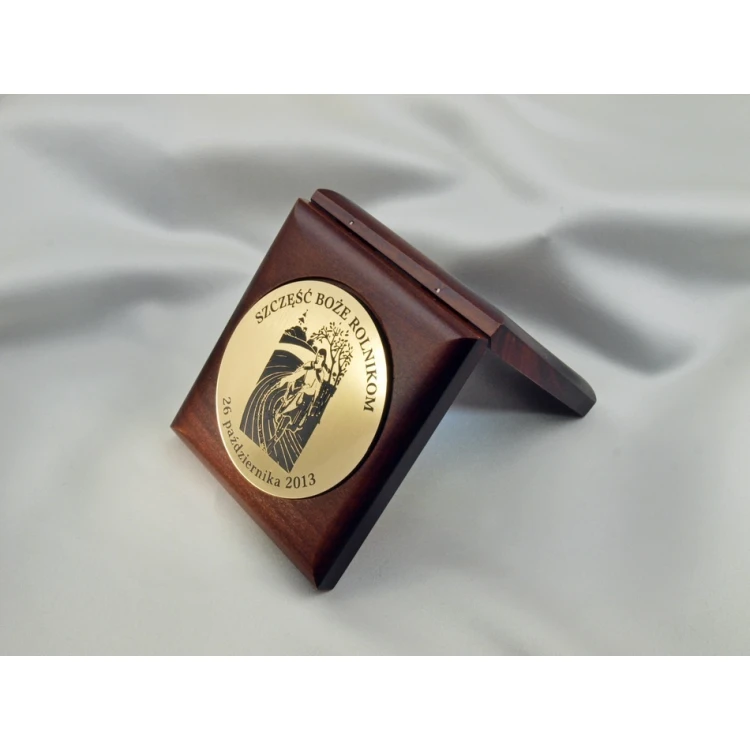 Medal o średnicy 70mm w etui drewnianym 10x9,5cm z dwoma gniazdami (komplet)