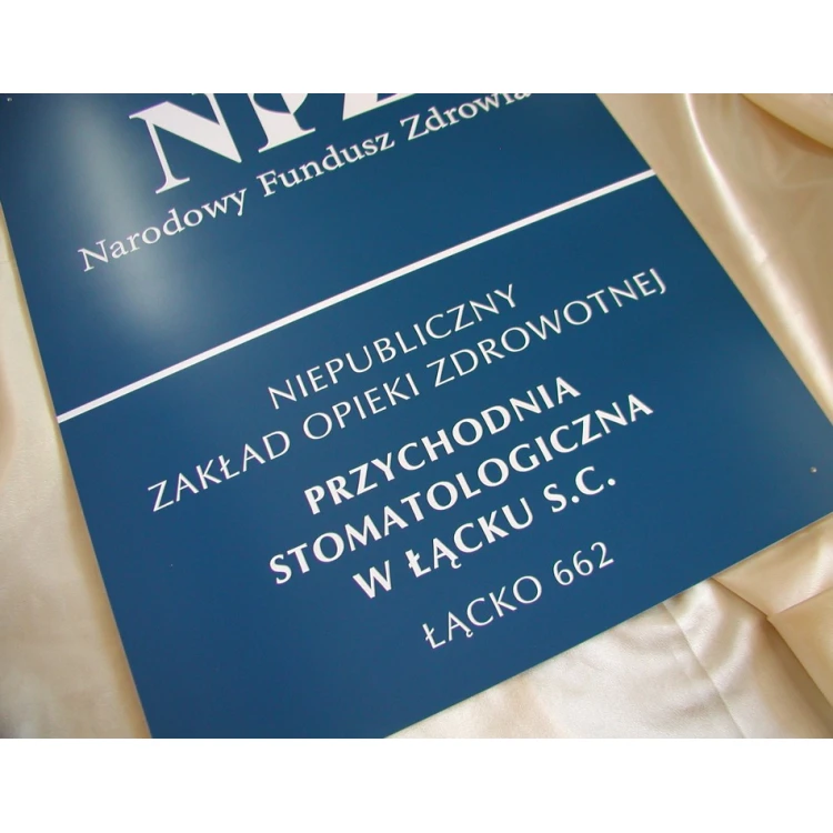 Szyld grawerowany na zewnątrz - wym. 600x450mm