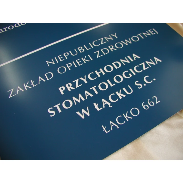 Szyld grawerowany na zewnątrz - wym. 600x450mm