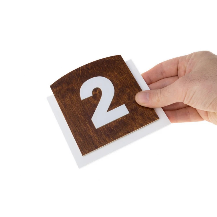 Tabliczka drewniana z wypukłą numeracją - wym: 120x118mm - TAB445