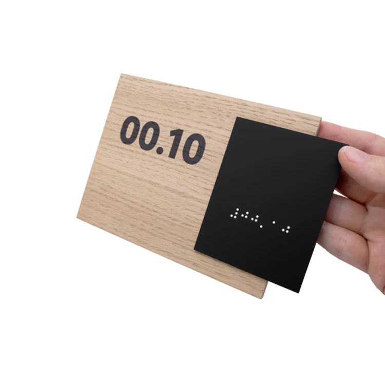 Tabliczka z dowolną numeracją i pismem Braille'a - płyta fornirowana dąb i akryl czarny mat - wym. 155x118mm - TAB403