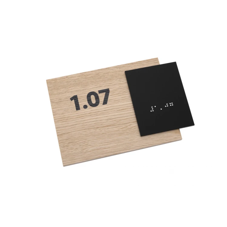 Tabliczka z dowolną numeracją i pismem Braille'a - płyta fornirowana dąb i akryl czarny mat - wym. 155x118mm - TAB403