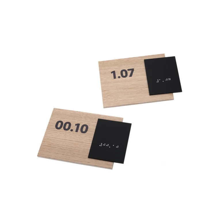Tabliczka z dowolną numeracją i pismem Braille'a - płyta fornirowana dąb i akryl czarny mat - wym. 155x118mm - TAB403